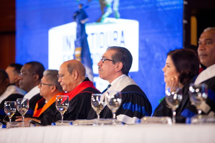 UASD gradúa a 1,058 profesionales de posgrado y dedica investidura a víctimas de terremotos
