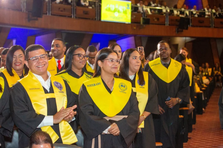 UASD gradúa a 1,058 profesionales de posgrado y dedica investidura a víctimas de terremotos