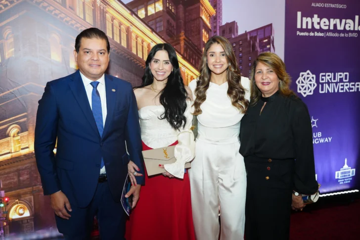 11.-Adriano-Abreu-Sued-Yinette-Then-Compres-Laura-Mendez-y-Josefina-Cuello--728x485