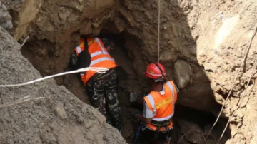 La carrera contrarreloj para rescatar a más de 600 obreros de hidroeléctricas que se cree están atrapados en túneles tras la avalancha en Nepal y el Tíbet