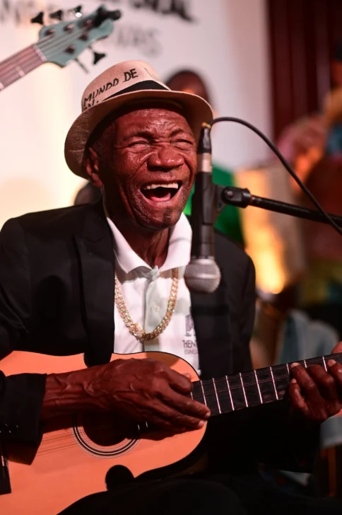 Kundengo Minier interpreta el cuatro junto a la agrupación Son Urbano durante el homenaje dedicado a su trayectoria y aportes a la música tradicional dominicana. Kundengo Minier interpreta el cuatro junto a la agrupación Son Urbano durante el homenaje dedicado a su trayectoria y aportes a la música tradicional dominicana.