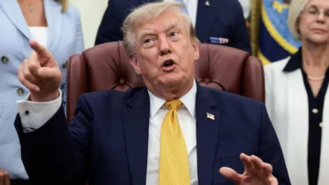 En directo: Trump amenaza con bombardear Omán si obstaculiza un acuerdo sobre el estrecho de Ormuz