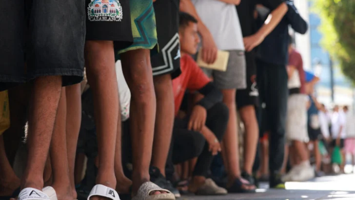 Ahora somos niños mendigando en la calle: a una semana de la crisis, menores migrantes en Ceuta esperan un refugio