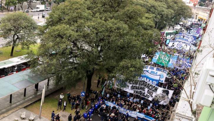 Argentinos endeudados protestan contra tasas de interés abusivas y política económica de Milei