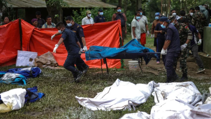 La gente quiere recuperar a sus familiares, vivos o muertos:  la tragedia se extiende a las morgues de Nepal