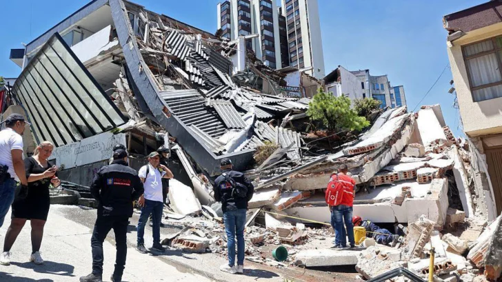 Un fuerte terremoto de magnitud 7,4 golpea Colombia, causando más de un centenar de muertos e importantes daños materiales