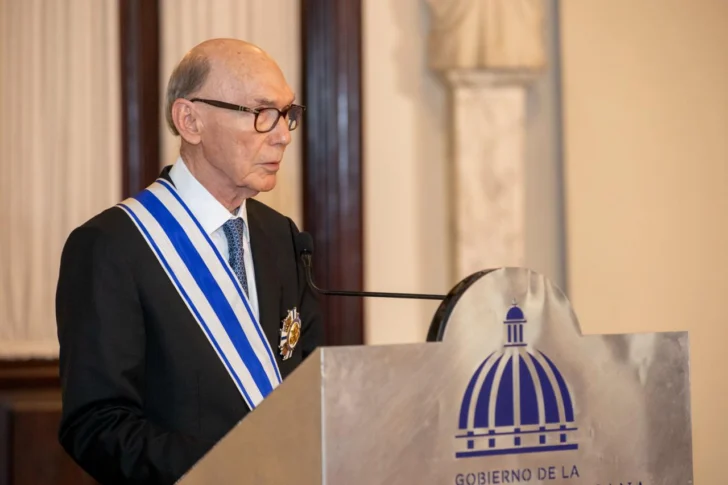 Abinader condecora a Frank Moya Pons y anuncia nueva sede para la Academia Dominicana de la Historia