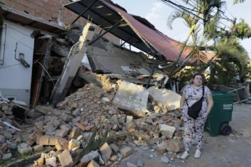 Búsqueda contrarreloj entre los escombros un día después del fuerte terremoto