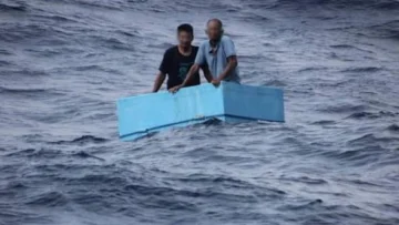 Los pescadores rescatados en México tras pasar cinco días a la deriva en el mar aferrados a una hielera Los pescadores rescatados en México tras pasar cinco días a la deriva en el mar aferrados a una hielera