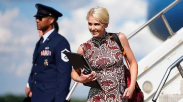 Quién es Natalie Harp, la mano derecha de Trump que está siempre al lado del presidente de EE.UU.