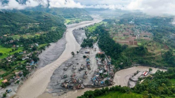 Qué es el colapso glaciar que se cree que causó la repentina y devastadora avalancha en Nepal