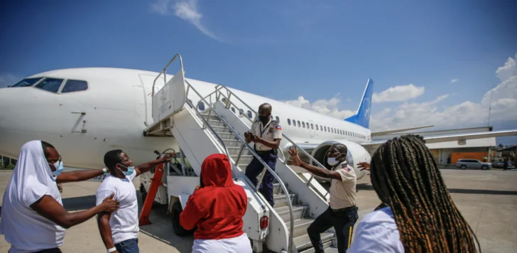 Las autoridades tendrían que distinguir entre migrantes vulnerables, deportados sin apoyo familiar y posibles perfiles de riesgo. Esa depuración exige información confiable, cooperación internacional y capacidad operativa en tiempo real en los puntos de control. 