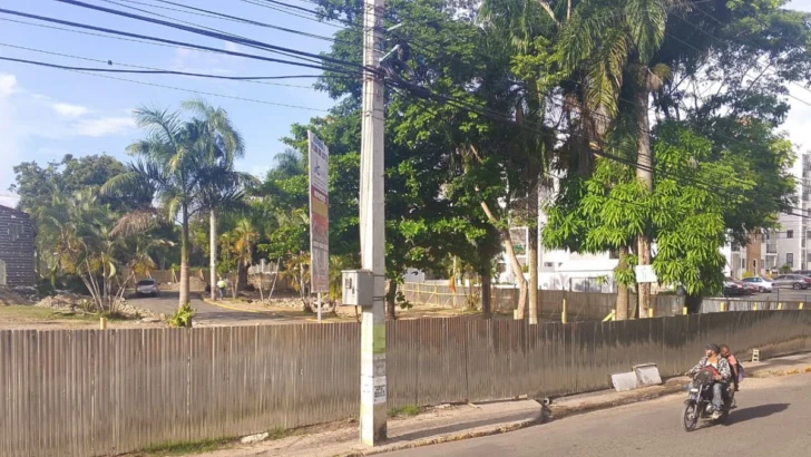 Residentes de Flor de Loto denuncian que alcalde de Pedro Brand cerró vía de acceso
