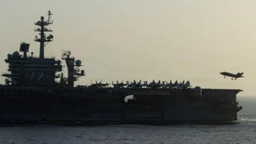 Las preocupantes condiciones a bordo del portaaviones de EE.UU. que lleva más de 250 días en el mar por la guerra de Irán