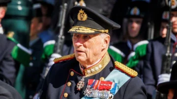 Muere a los 89 años Harald de Noruega, el rey que se casó con una 