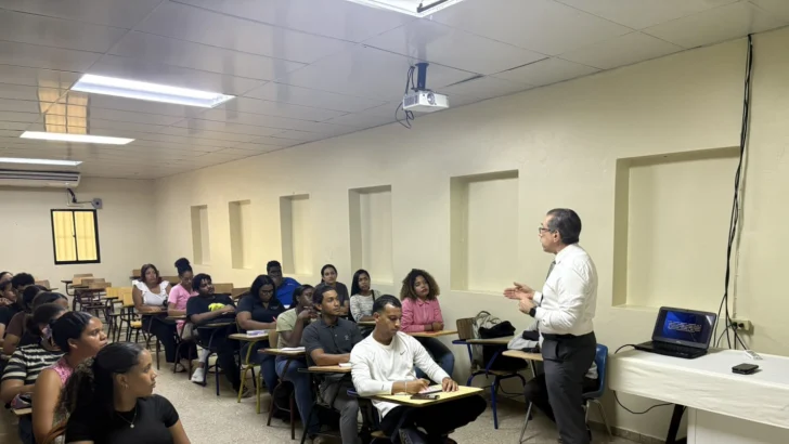 Rector Jorge Asjana continúa impartiendo docencia en la UASD