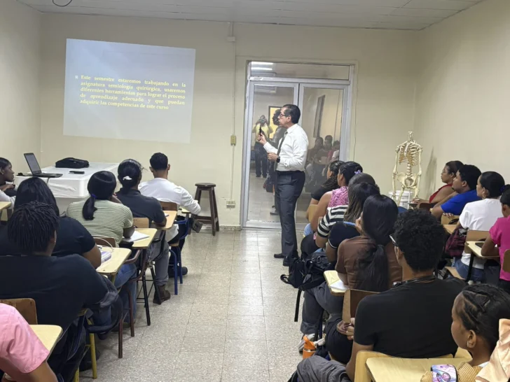 Rector Jorge Asjana continúa impartiendo docencia en la UASD