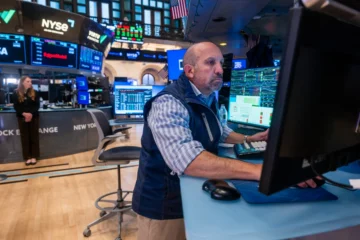 Wall Street cierra mixto tras moderarse la inflación estadounindese en julio