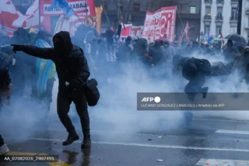 Protesta contra proyecto de Milei termina con detenidos y heridos frente al Congreso