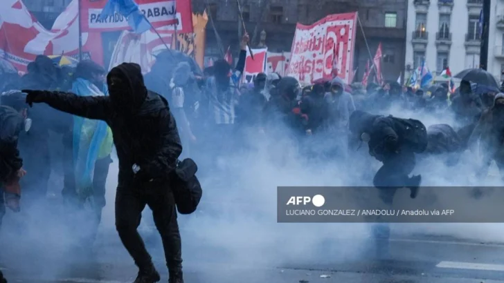 Protesta contra proyecto de Milei termina con detenidos y heridos frente al Congreso