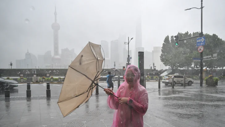 Tifón Dolphin se debilita pero interrumpe el transporte en el este de China