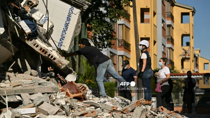 Socorristas buscan sobrevivientes tras potente terremoto en Colombia Socorristas buscan sobrevivientes tras potente terremoto en Colombia
