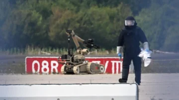 La policía alemana desactiva un dron explosivo en las inmediaciones del aeropuerto de Leipzig La policía alemana desactiva un dron explosivo en las inmediaciones del aeropuerto de Leipzig