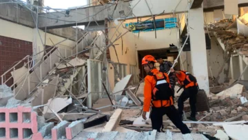 Fuerte terremoto en Indonesia de magnitud 7,7 provoca al menos 38 víctimas mortales y graves daños