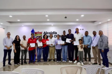 Betty Gerónimo entrega incentivos a atletas de Santo Domingo Norte medallistas en los Juegos 2026
