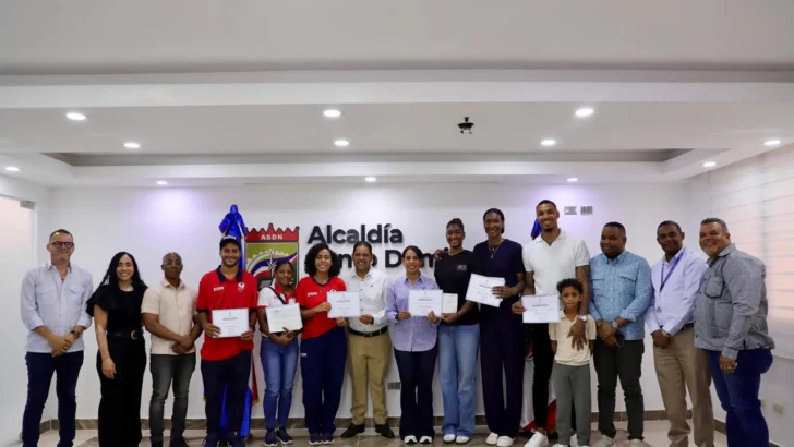 Betty Gerónimo entrega incentivos a atletas de Santo Domingo Norte medallistas en los Juegos 2026