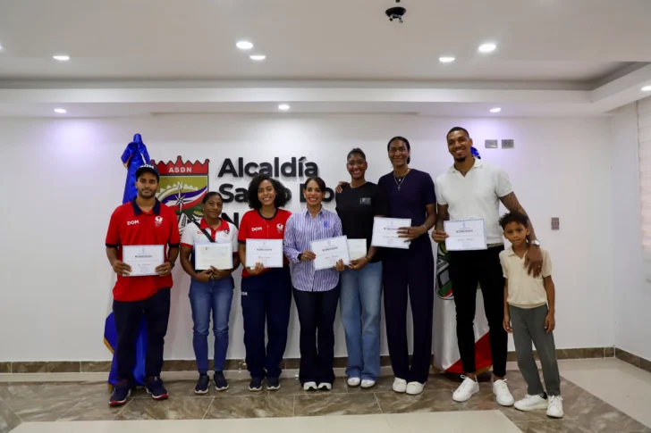 Betty Gerónimo entrega incentivos a atletas de Santo Domingo Norte medallistas en los Juegos 2026