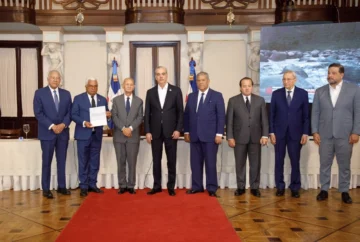 Abinader entrega seis títulos de propiedad de áreas protegidas al Estado dominicano
