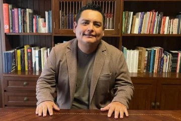 El orfebre de lo breve: Una mirada al universo narrativo de Alberto Benza