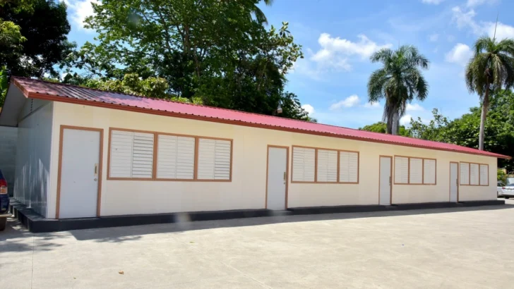 RD invirtió RD$2.55 billones en educación en 13 años y aún instala aulas móviles a horas del inicio escolar