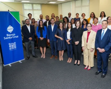 Banco Santa Cruz gradúa primera promoción de curso de inteligencia artificial para periodistas