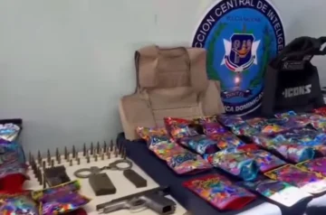 Incautan pistola ilegal, más de 380 porciones de drogas y chalecos antibalas en Santiago
