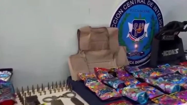 Incautan pistola ilegal, más de 380 porciones de drogas y chalecos antibalas en Santiago