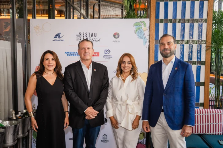  De izquierda a derecha, Lissette Olivares, vicepresidenta ejecutiva de ADERES; Giancarlo Bonarelli, presidente de ADERES; Aguie Lendor, vicepresidenta ejecutiva de ASONAHORES; y Omar Cepeda, expresidente de ADERES y miembro de su Consejo Consultivo.
