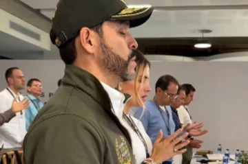 De la Espriella lleva la religión a una reunión con sus futuros ministros