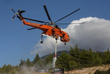 Dos muertos y dos heridos al chocar dos helicópteros antiincendios en Grecia, según medios