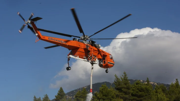 Dos muertos y dos heridos al chocar dos helicópteros antiincendios en Grecia, según medios Dos muertos y dos heridos al chocar dos helicópteros antiincendios en Grecia, según medios