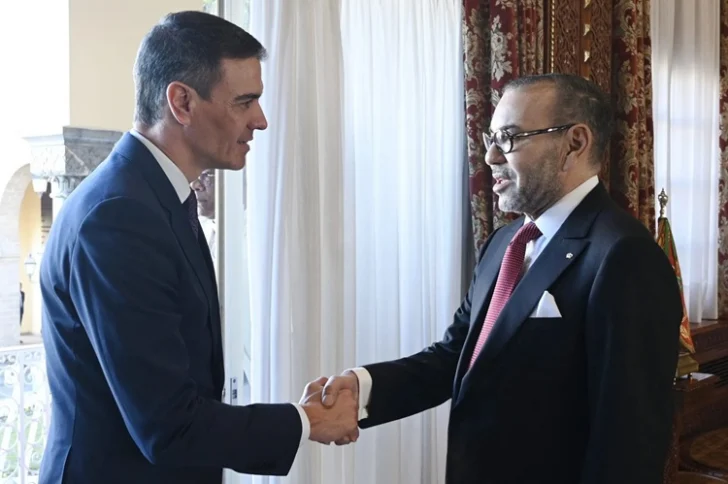 EFE-El-presidente-del-Gobierno-espanol-Pedro-Sanchez-saluda-al-rey-Mohamed-VI-durante-su-encuentro-mantenido-en-Rabat-EFE-728x484