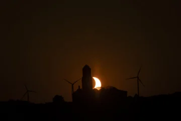 Así retrató la prensa el eclipse solar que convirtió el día en noche en España Así retrató la prensa el eclipse solar que convirtió el día en noche en España