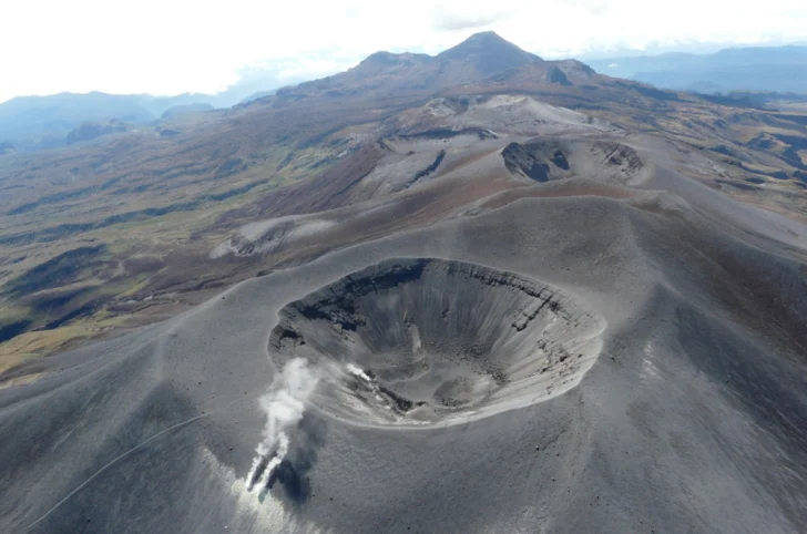 Volcán Puracé emite ceniza y gases en suroeste de Colombia y afecta aeropuerto de Popayán