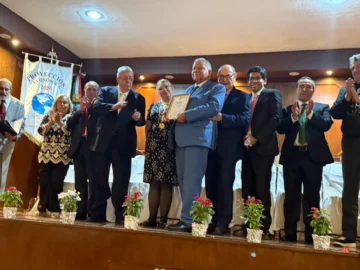 Embajador Juan Bolívar Díaz recibe galardón en México