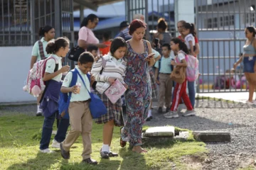 Evacúan edificios y hospitales en Panamá por fuerte sismo con epicentro en Colombia Evacúan edificios y hospitales en Panamá por fuerte sismo con epicentro en Colombia