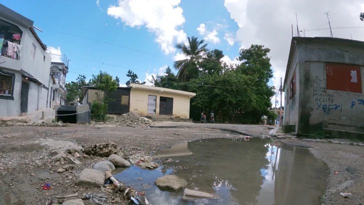 Entre calles deterioradas y temor a los atracos: residentes de Cancino Adentro denuncian abandono