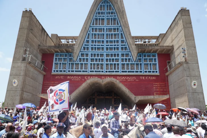 Castro Marte destaca la fe y generosidad de personas humildes durante peregrinación a la Basílica