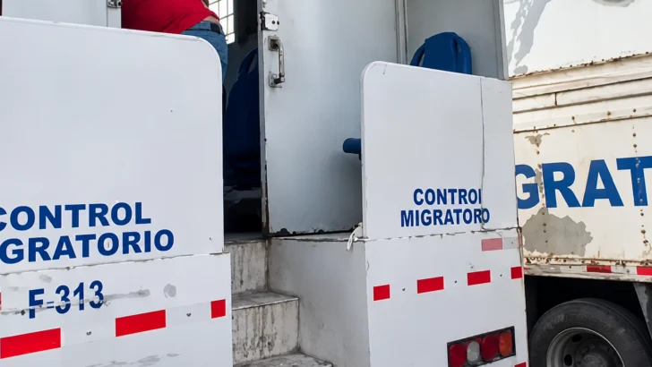 Hallan muerto a un hombre en un camión averiado en la sede de Migración