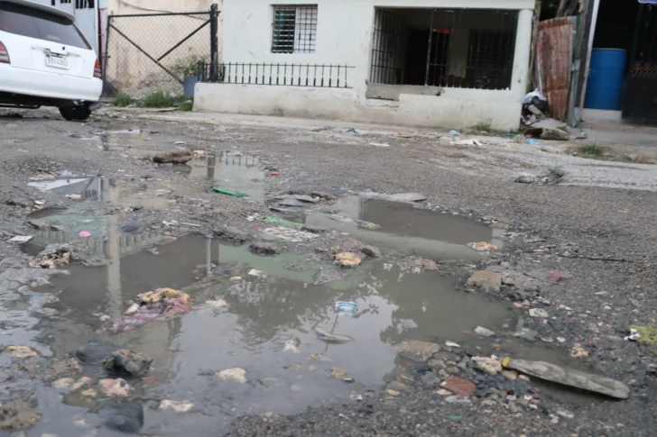 Entre calles deterioradas y temor a los atracos: residentes de Cancino Adentro denuncian abandono